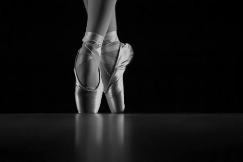 Black and white photo of a ballet dancer on pointe